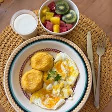 download (4) Café da manhã com alimentos ricos em proteína como ovos e iogurte.