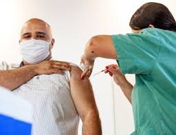 images (11) Profissional de saúde aplicando vacina no braço de adulto