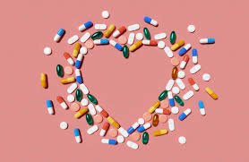 images (12) Ilustração médica mostrando coração e comprimidos