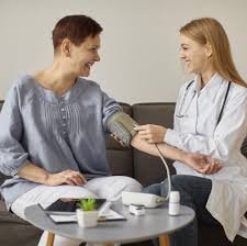 images (13) Pessoa medindo a pressão arterial com comprimidos ao lado