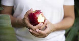 images (3) Pessoa com desconforto abdominal após comer frutas