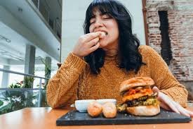 download (1) pessoa comendo fast food de forma rápida
