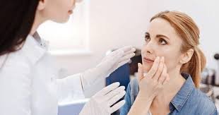 download (1) pessoa conversando com médico sobre cirurgia estética