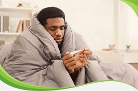 download (1) pessoa sentindo muito frio com expressão de desconforto