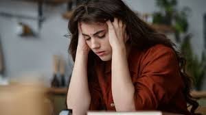 download (10) pessoa pensativa percebendo sinais do corpo