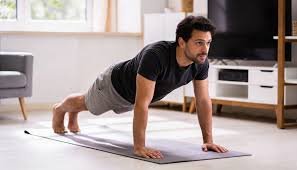 download (10) pessoa realizando prancha abdominal para fortalecer o core