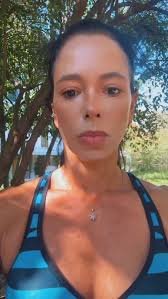 download (10) mulher na faixa dos 40 anos refletindo sobre mudanças no corpo