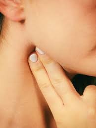 download (10) pessoa tocando o pescoço sentindo pulsação