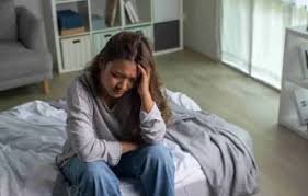 download (10) pessoa refletindo preocupada com sinais do corpo