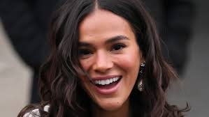 download (11) mulher com pele natural e aparência saudável sem exageros