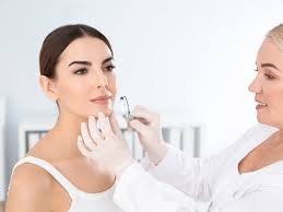 download (12) profissional avaliando rosto para procedimentos estéticos
