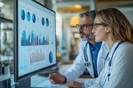 download (13) profissionais de saúde analisando dados em ambiente moderno