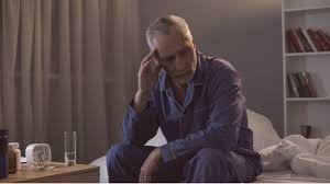 download (14) homem acima de 50 anos acordado durante a noite com dificuldade para dormir