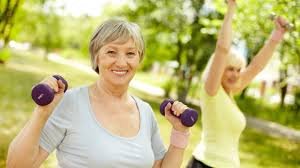 download (14) pessoa madura praticando exercício de força