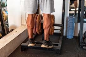 download (15) pessoa realizando exercício de elevação de panturrilha para fortalecer tornozelos