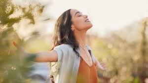 download (15) mulher refletindo sobre seu estado emocional e físico