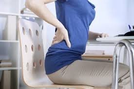 download (15) pessoa com dor no meio das costas após ficar muito tempo sentada