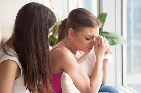 download (15) mulher refletindo sobre sintomas e saúde feminina