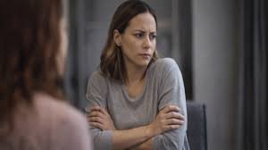 download (16) pessoa observando sinais no corpo com expressão de dúvida