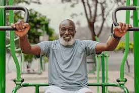 download (16) homem idoso realizando exercício leve para manter massa muscular