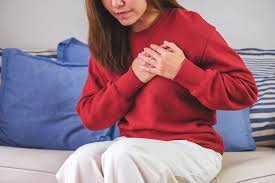 download (17) pessoa segurando o peito durante episódio de ansiedade