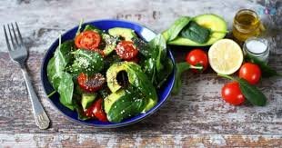 download (18) alimentos ricos em potássio como banana, abacate e espinafre sobre uma mesa