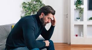 download (18) homem atento a possíveis sinais de saúde com expressão pensativa