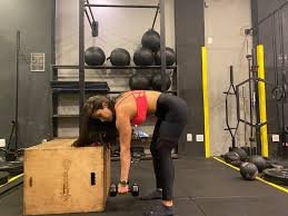 download (18) pessoa fazendo exercício com postura incorreta na academia