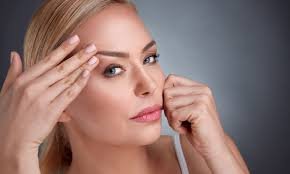 download (2) imagem de mulher com aparência natural e pele uniforme representando rejuvenescimento sem cirurgia