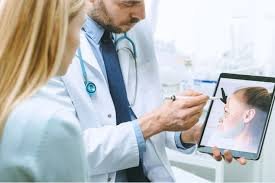 download (2) médico mostrando simulação de cirurgia plástica em tablet