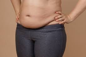 download (2) mulher com sensação de inchaço abdominal durante período pré-menstrual