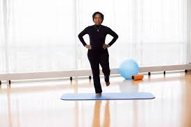 download (2) pessoa praticando exercício de equilíbrio em uma perna