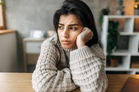 download (2) mulher pensativa percebendo sinais do corpo