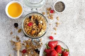 download (20) alimentos considerados saudáveis como granola, suco e barrinha de cereal