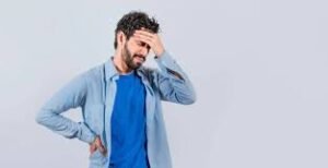 download (21) pessoa sentindo fraqueza repentina enquanto segura a cabeça