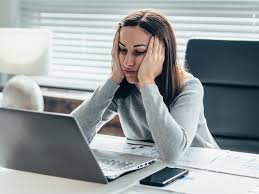 download (21) pessoa sentada com expressão de cansaço apoiando a cabeça nas mãos