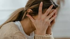 download (22) pessoa com sensação de pressão leve na cabeça após esforço físico