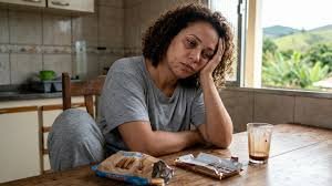 download (22) pessoa refletindo sobre sinais do corpo e saúde