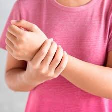 download (26) pessoa sentindo dor no punho ao apoiar a mão na mesa