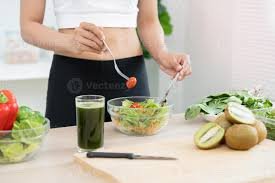 download (29) mulher escolhendo alimentos saudáveis para melhorar o corpo