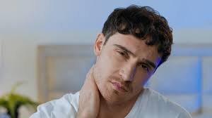 download (3) homem maduro demonstrando cansaço ou baixa energia