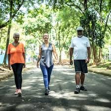 download (3) pessoa caminhando ao ar livre com expressão de bem-estar