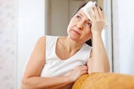 download (3) mulher madura refletindo sobre mudanças da menopausa