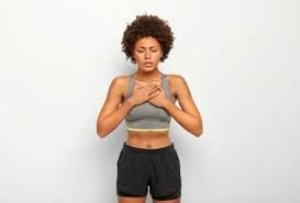 download (32) pessoa respirando profundamente com expressão de preocupação