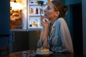 download (36) Pessoa comendo à noite analisando impacto no metabolismo