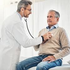 download (39) Homem acima de 60 anos em consulta médica de rotina