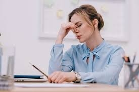 download (39) mulher com sinais de cansaço e estresse na rotina diária