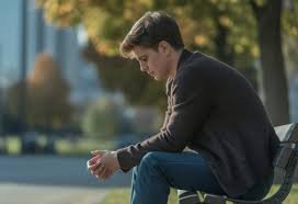 download (4) imagem de pessoa pensativa percebendo sinais do corpo no dia a dia