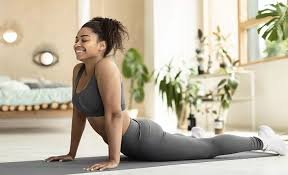 download (4) pessoa fazendo alongamento pela manhã em casa