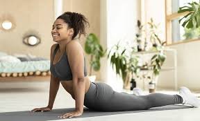 download (4) pessoa fazendo alongamento simples em casa